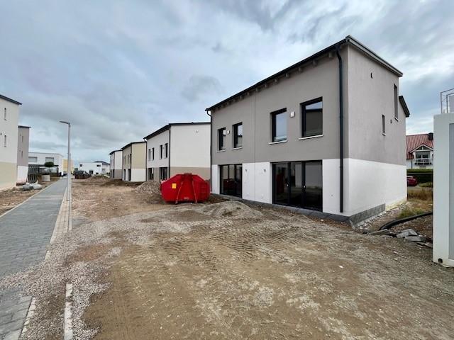 Erstbezug im Niedrigenergiehaus – Doppelhaushälfte in Biblis ab 01.02.2026 zur Miete 4 zimmer