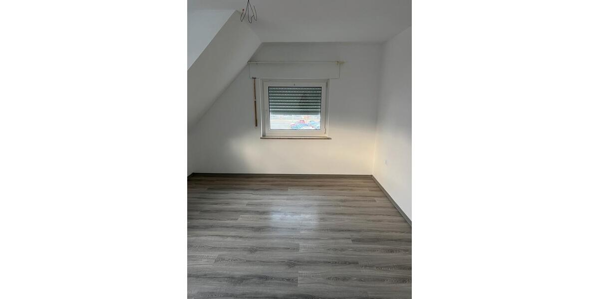 Dachgeschoßwohnung Mühlacker - 3 Zimmer, 90 m&sup2;, 1.200&euro; | Angebot:26612905