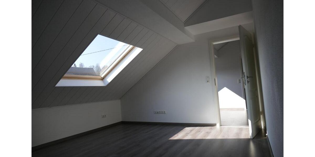 Dachgeschoßwohnung Gückingen - 3.5 Zimmer, 85 m&sup2;, 600&euro; | Angebot:25883292