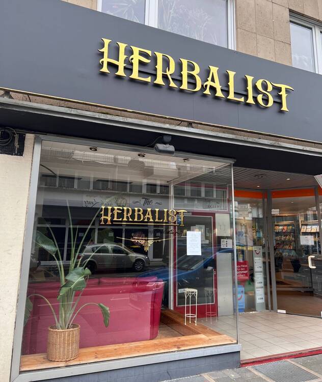 Schönes Ladenlokal für Friseur- und Kosmetikbetrieb in zentraler Lage
