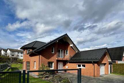 Haus Waldbröl - 4 Zimmer, 145 m&sup2;, 1.689&euro; | Angebot:25982395