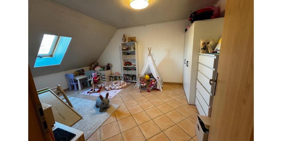 Dachgeschoßwohnung Dingolfing - 4 Zimmer, 110 m&sup2;, 1.300&euro; | Angebot:25945323