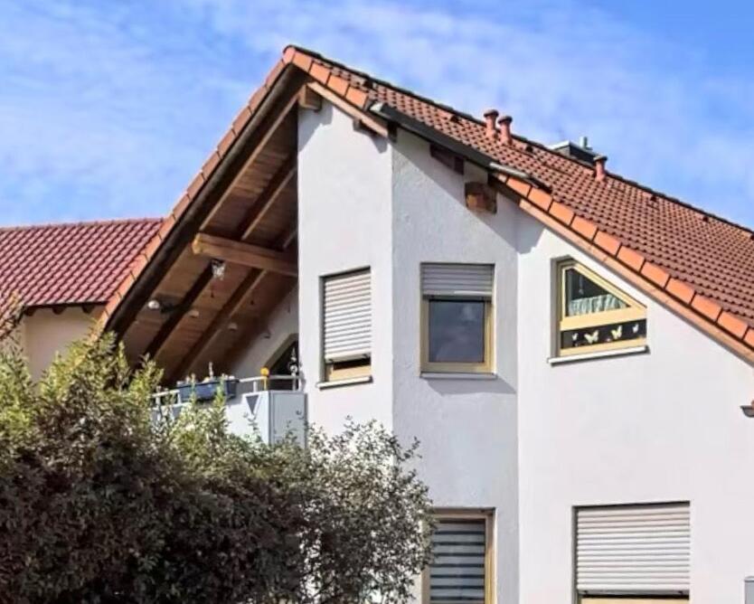 4,5-Zi.- ausg. Dachgeschoßwohnung mit Balkon, Stellplatz Garten