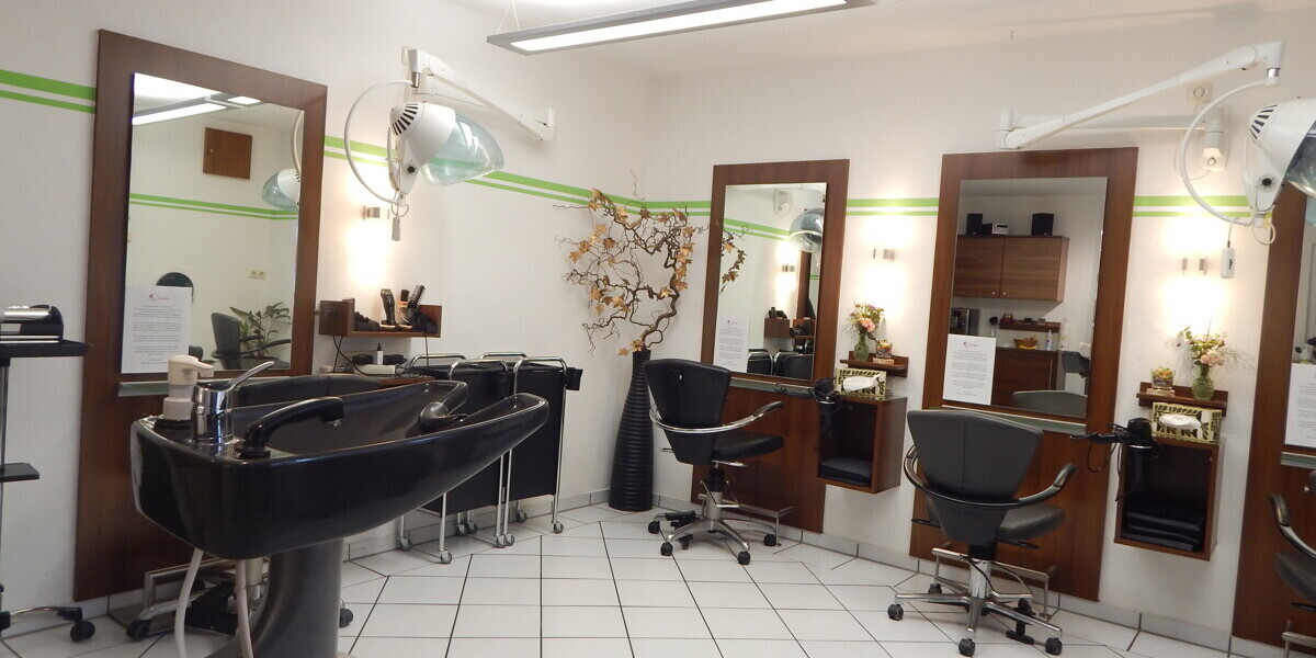 Voll ausgestatteter Friseursalon in 83416 Saaldorf - Parkplätze vor dem Haus! Frei ab 01.04.2026 - Gewerbeobjekt Saaldorf-Surheim Surheim | Angebot:23165437