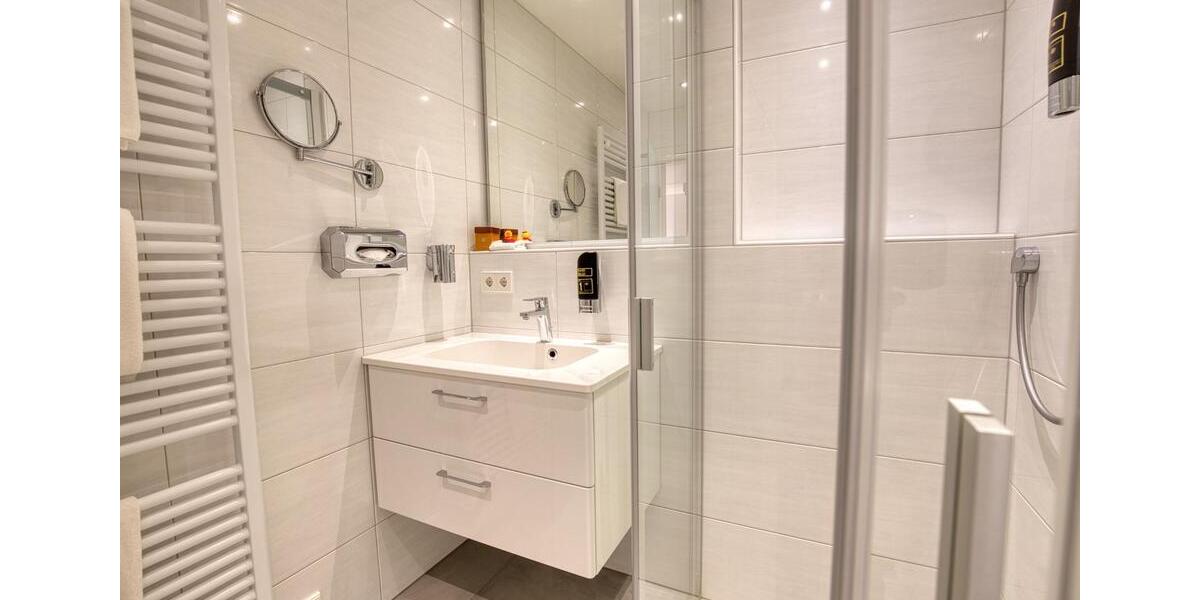 grosses Zimmer mit eigener DuscheWc, TV, Wlan, Boardinghaus, Waschmaschine, Trockner 1 zimmer