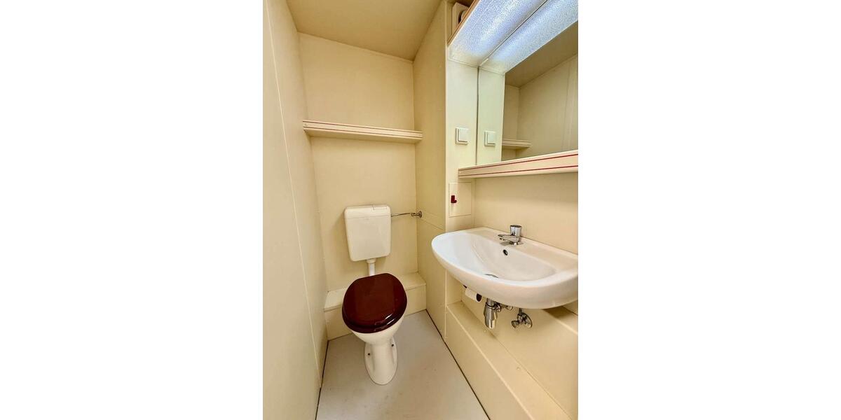 Kompakte Ladenfläche mit rund 31 m² – ideal für Kosmetik, Nagelstudio oder Beratung zimmer