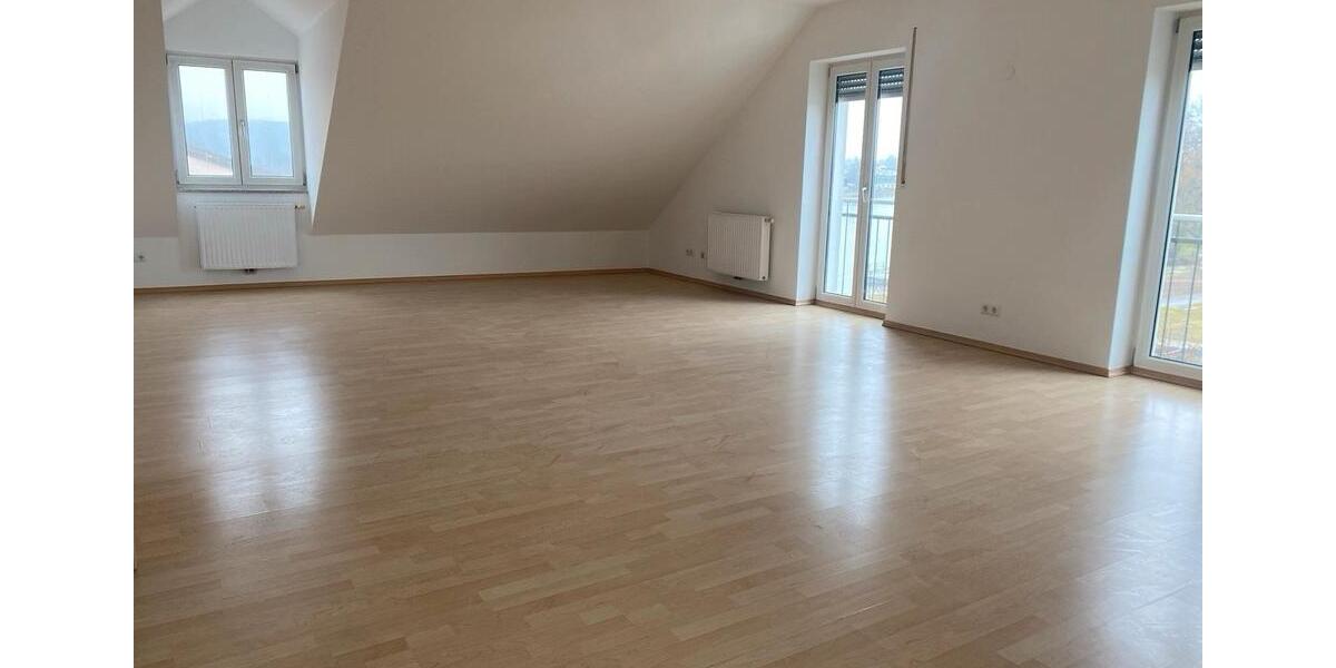 Dachgeschoßwohnung Roding - 4 Zimmer, 135 m&sup2;, 700&euro; | Angebot:25058112