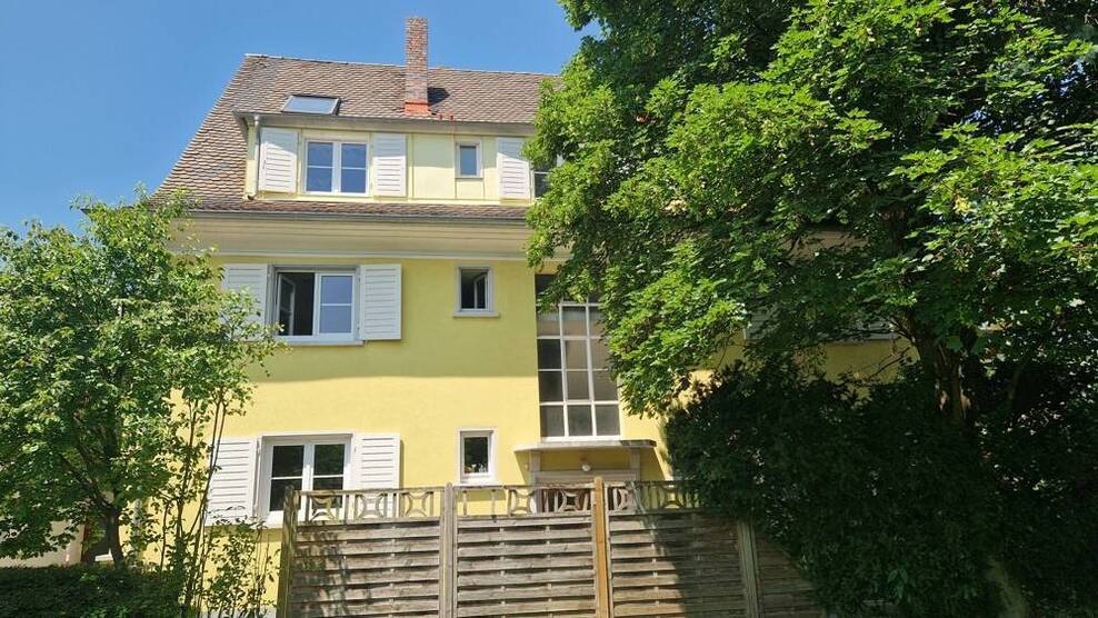 Großzügige 2-Zimmer-Wohnung im Dachspitz eines gepflegten 6-Fam.-Haus!