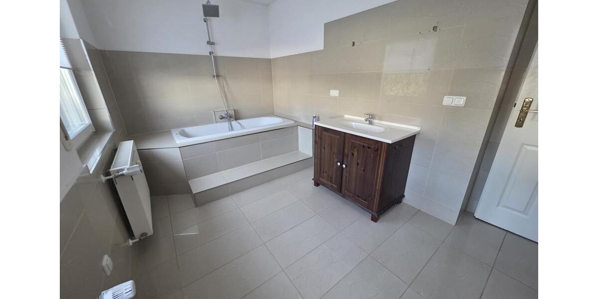 Etagenwohnung Lohfelden - 3 Zimmer, 130 m&sup2;, 950&euro; | Angebot:24542814