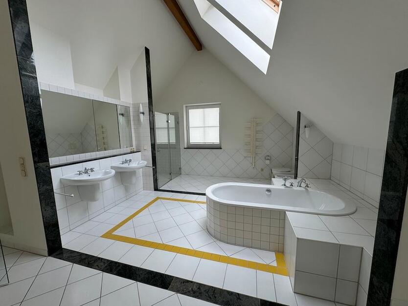 Freistehendes Architektenhaus mit traumhaftem Grundstück + Pool in der Nähe des Herzzentrums