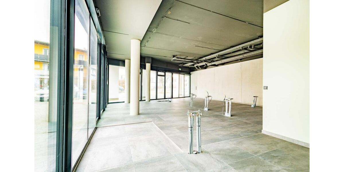 BRUMANI | Moderne Gewerbefläche im Neubau mit großer Schaufensterfront in Freiburg-Haslach zimmer