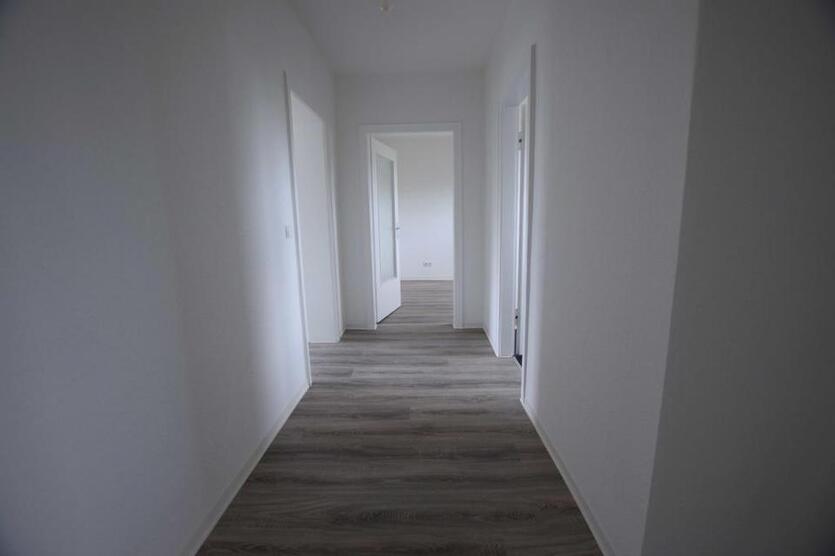 +++ Zum Einzug bereit! Renovierte 3-RaumWohnung mit Wanne und Balkon +++