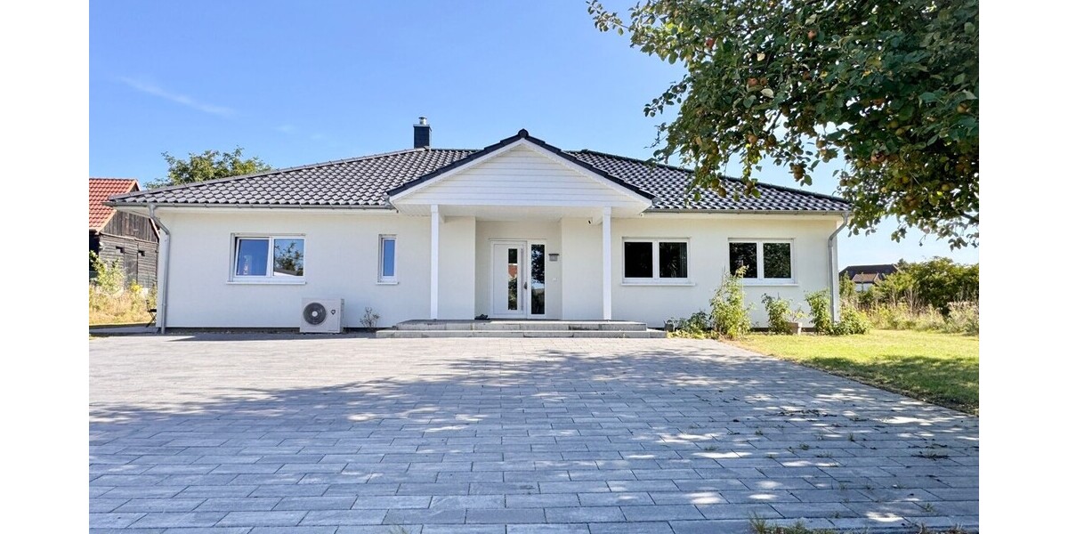 Jetzt Miete möglich! Winkelbungalow 5 km bis Neubrandenburg, Baujahr 2022, Doppelgarage, EBK,Carport - Einfamilienhaus Sponholz | Angebot:25929684
