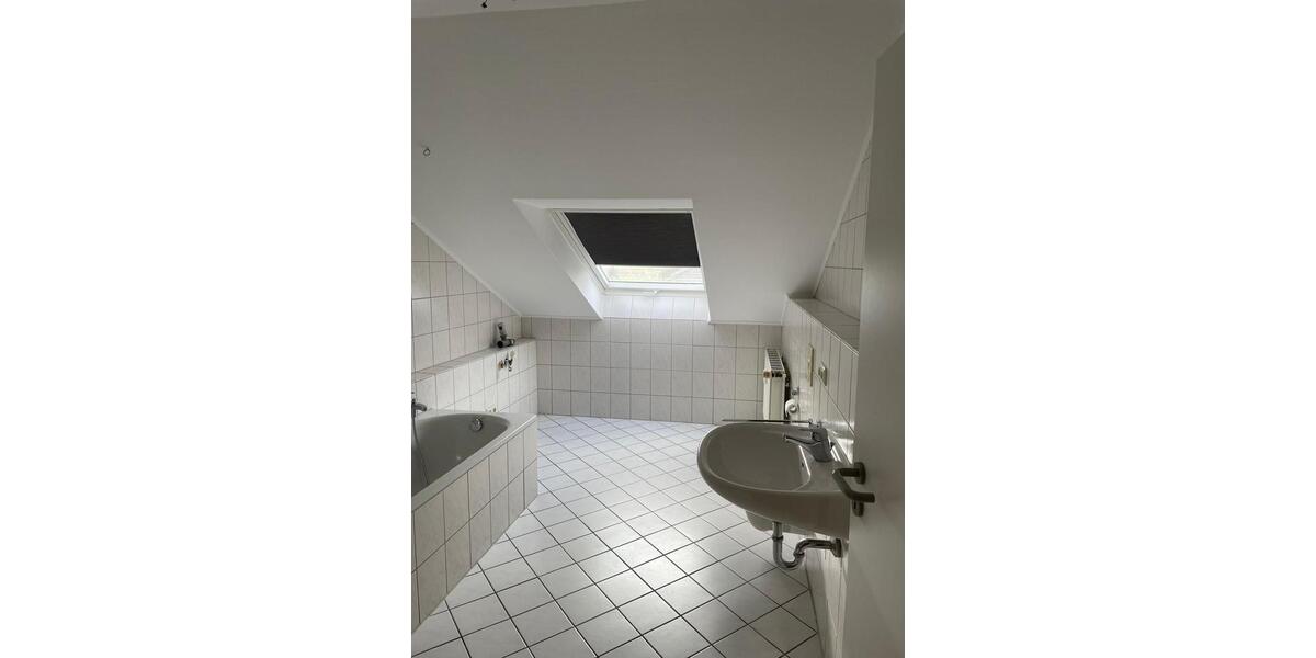 Dachgeschoßwohnung Lübbecke - 3 Zimmer, 100 m&sup2;, 800&euro; | Angebot:26350500