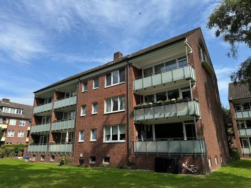 Sehr gepflegte 2,5-Zi.-Whg. mit großem Balkon zwischen Stadtpark und Alsterlauf