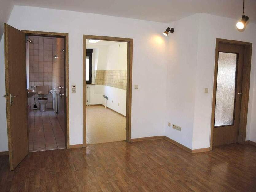 Helle 2-Zimmer-Dachgeschosswohnung mit Stadtblick, Balkon & Garage – 62 m² – bezugsfähig ab ca. 15.11.2025 2 zimmer