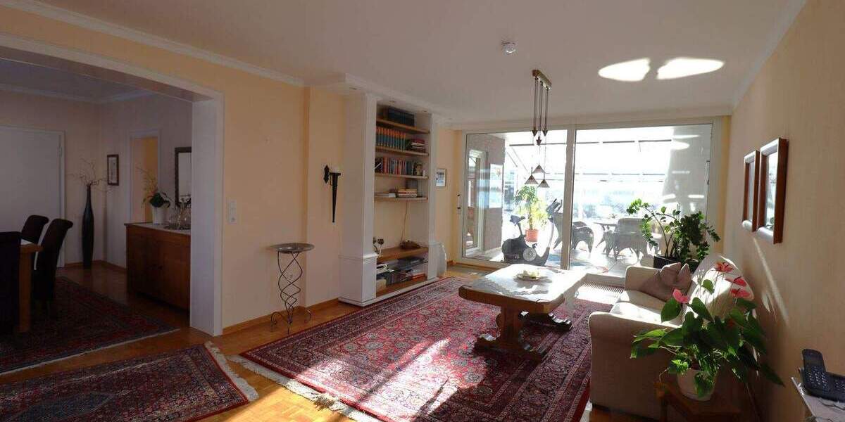 Großzügige 2,5 Zimmer Erdgeschosswohnung mit Wintergarten, Garage und Garten 2 zimmer