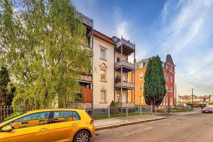 Frisch renoviert, schickes Laminat, Balkon, WanneDusche. Tolle AltbauWohnung am Leutewitzer Park.