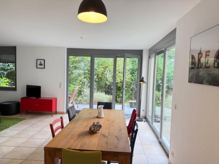 2,5-Zimmer-Wohnung mit Terrasse & kleinem Garten in Rheinnähe zimmer