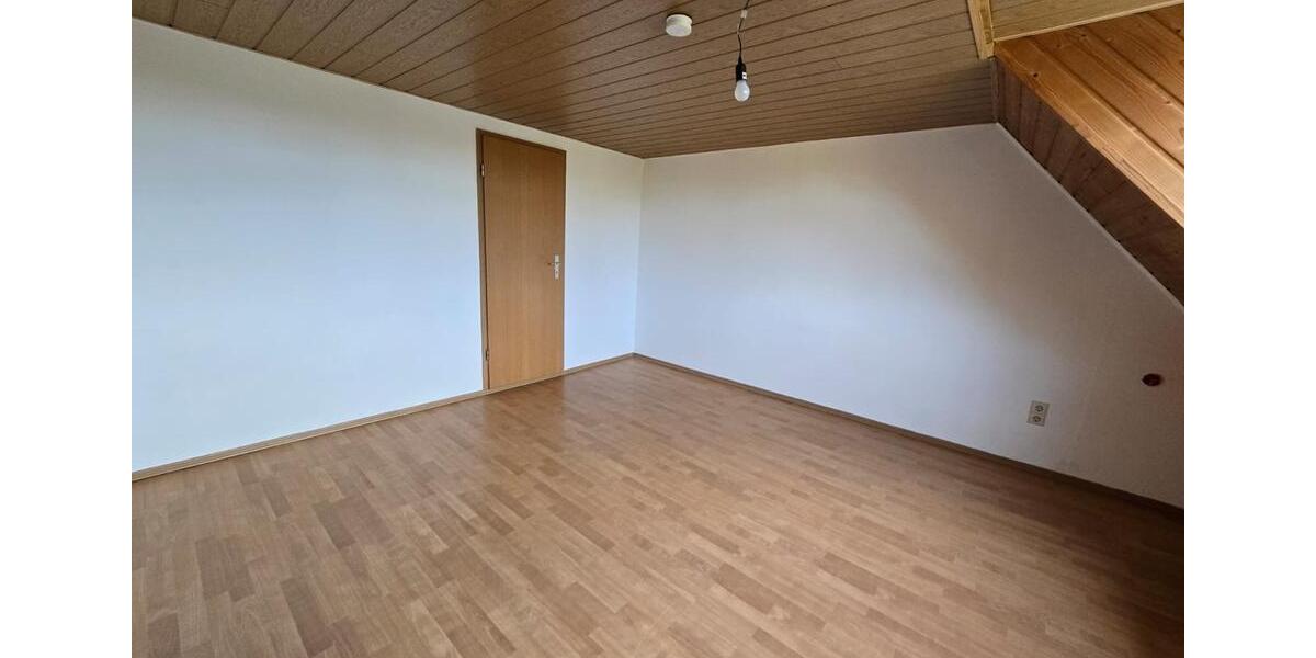 Dachgeschoßwohnung Weißenfels - 2.5 Zimmer, 67 m&sup2;, 400&euro; | Angebot:25805154
