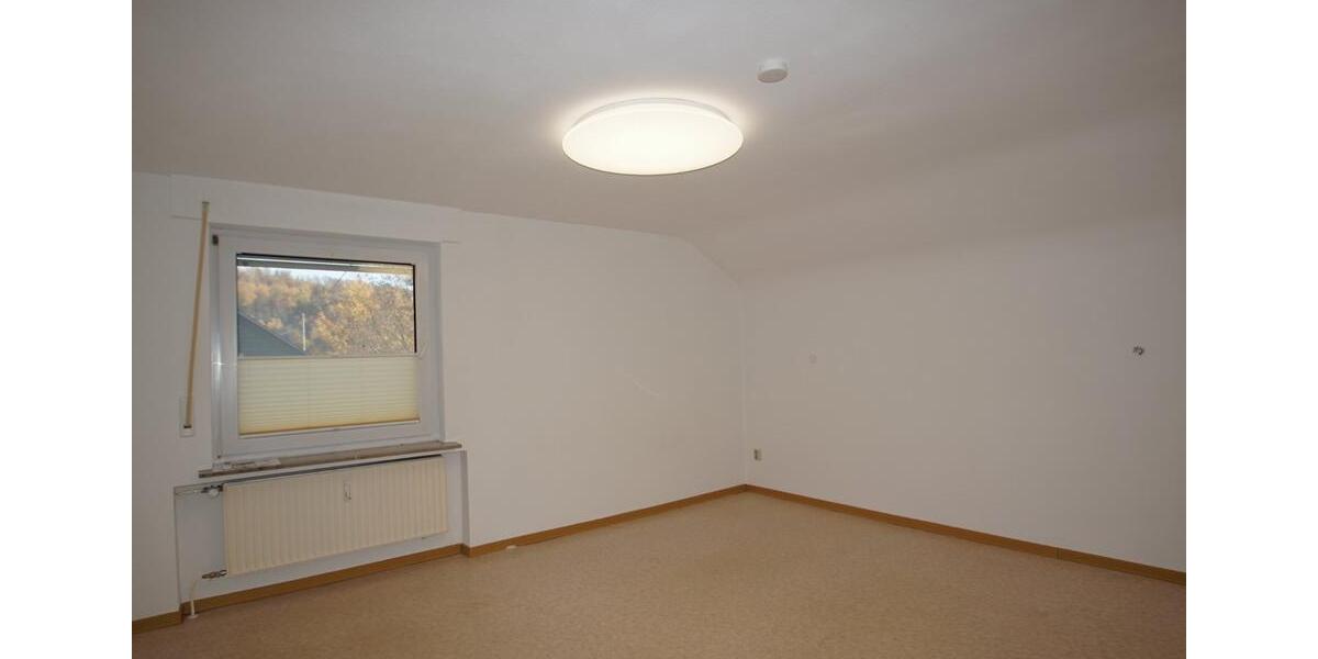 Dachgeschoßwohnung Netphen - 3 Zimmer, 88 m&sup2;, 840&euro; | Angebot:25023201
