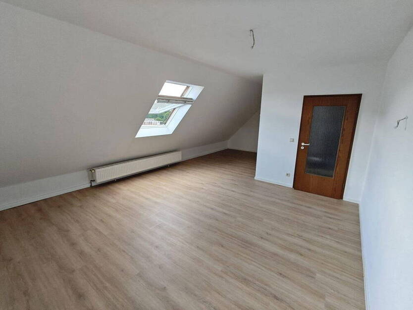 Renovierte 2-Zimmer-DG-Wohnung mit hochwertiger Einbauküche in zentraler Lage von Iserlohn