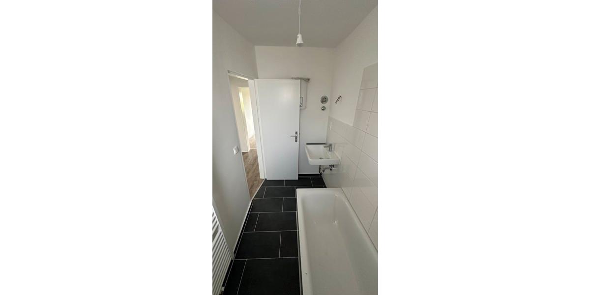 2. OG 4 Zimmer mit Balkon ab Dezember (frisch saniert) 4 zimmer