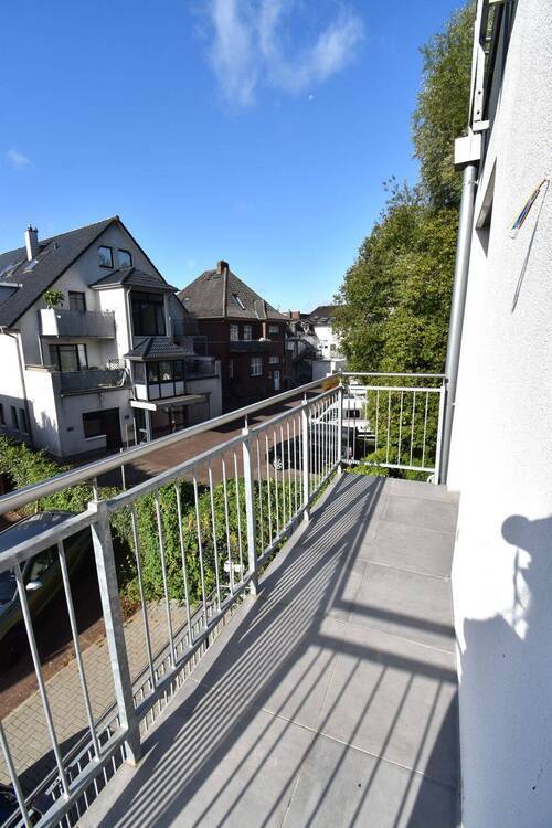 HELL - MODERN - BALKON - FAHRSTUHL - STELLPLATZ!