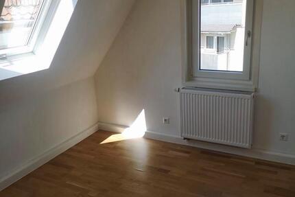 Zwei Zimmer (16qm + 10qm) in 76qm WG 2 zimmer