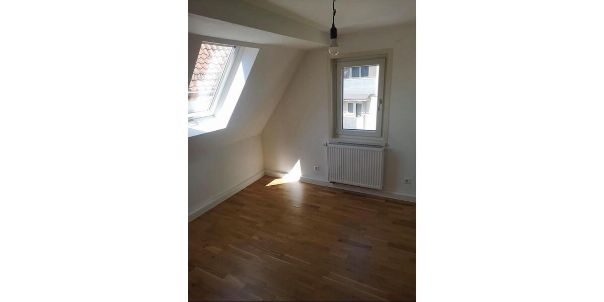 Zwei Zimmer (16qm + 10qm) in 76qm WG 2 zimmer