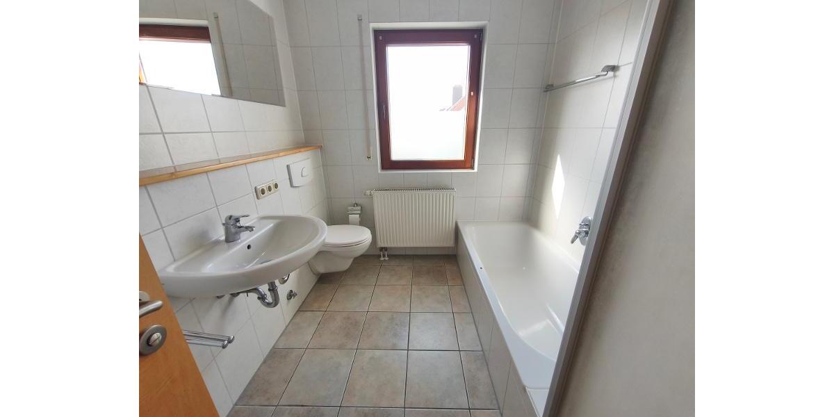 3 Zi. Wohnung im DG (1.OG) mit Balkon und Carport - Etagenwohnung Pommersfelden | Angebot:27230171