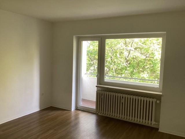 Sanierte und renovierte 1-Zimmer-Wohnung mit Balkon zimmer