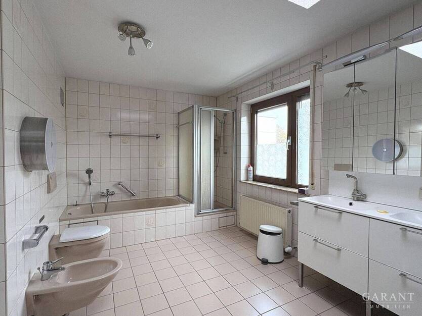 Großzügiges Haus mit zwei Garagen! 6 zimmer