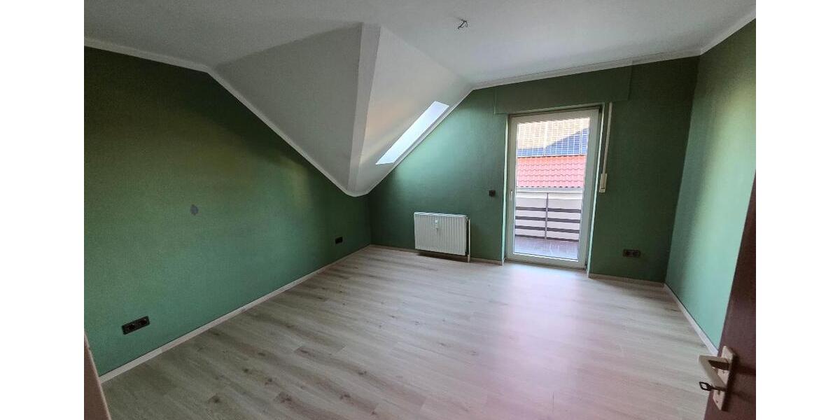 Dachgeschoßwohnung Lage - 3 Zimmer, 108 m&sup2;, 750&euro; | Angebot:26481181