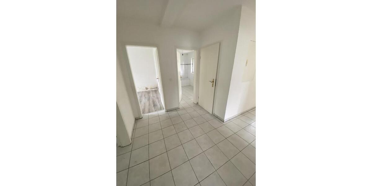 **Erdgeschosswohnung mit schöner EINBAUKÜCHE****FRISCH RENOVIERT und EINZUGSBEREIT* 3 zimmer