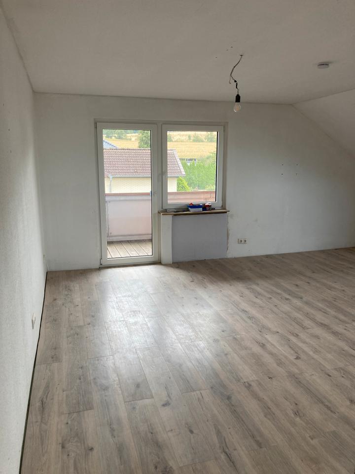 Helle Dachgeschoßwohnung mit Loggia und Blick ins Grüne