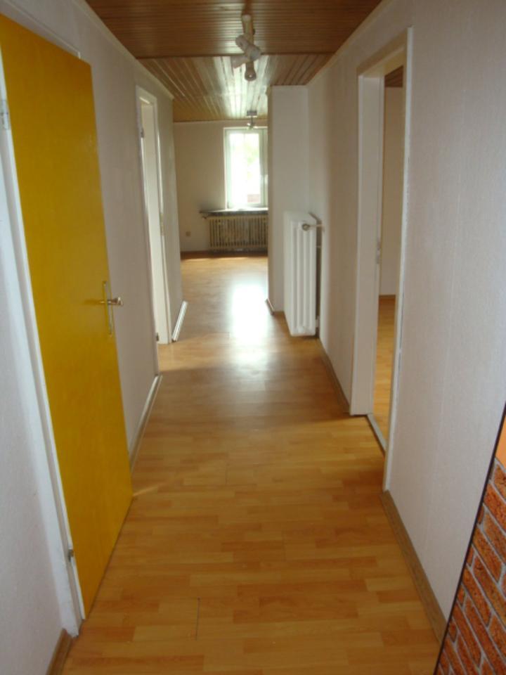 2-Zimmer DG-Wohnung, ruhige Lage, gute Einkaufs- und Parkmögl.