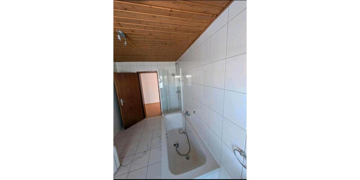 Dachgeschoßwohnung Rosbach vor der Höhe - 3 Zimmer, 90 m&sup2;, 1.000&euro; | Angebot:25656941