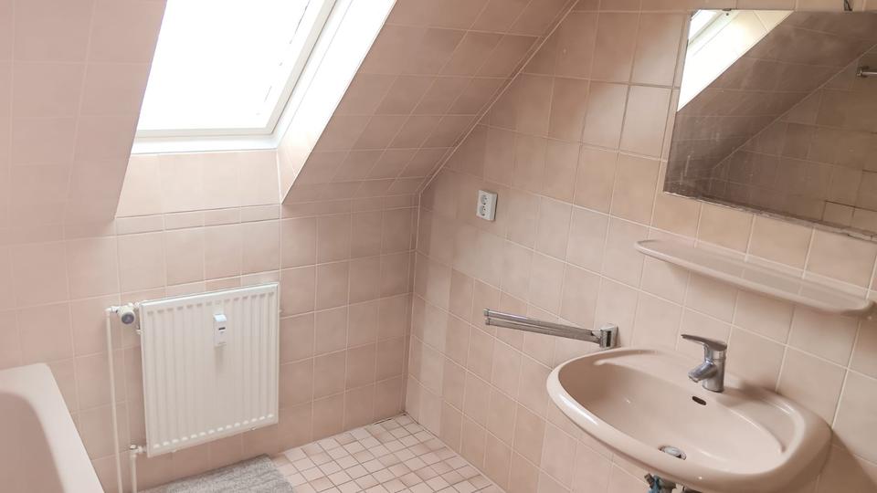 Dachgeschoßwohnung Krefeld Benrad - 2 Zimmer, 65 m&sup2;, 565&euro; | Angebot:26265928