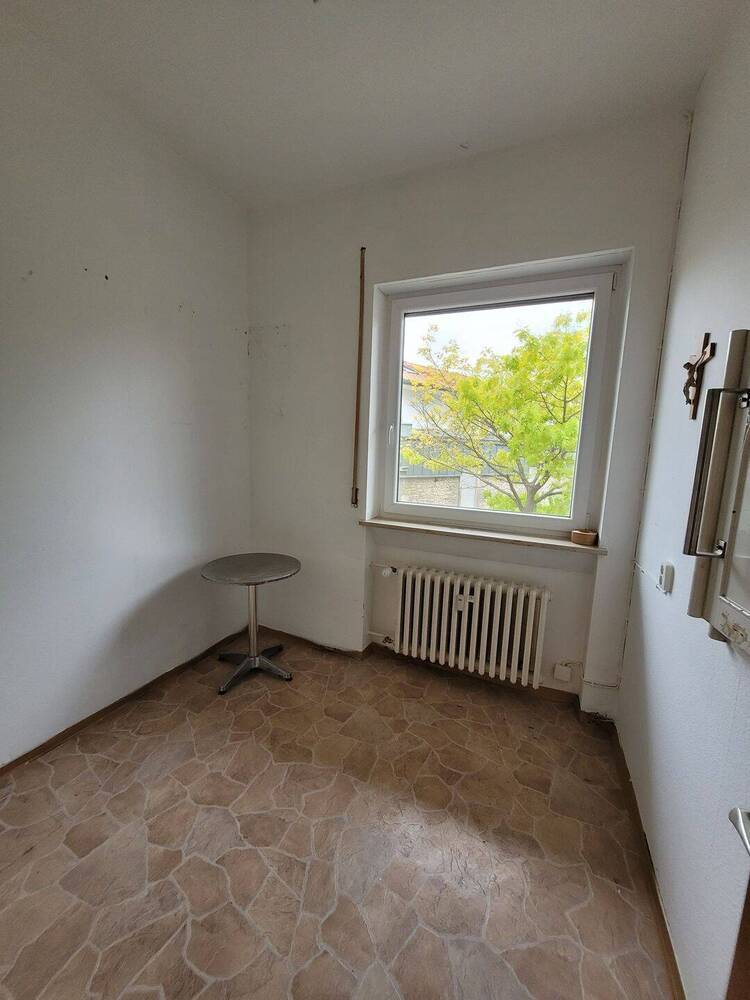Ladenlokal mit Schaufenster, Büro und Lagerräumen