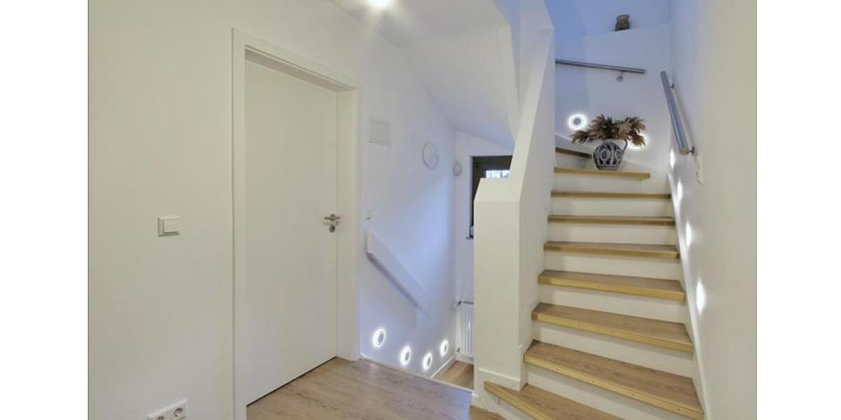 Stilvoll sanierte, vollmöblierte freistehende Stadtvilla+ Garten 8 zimmer