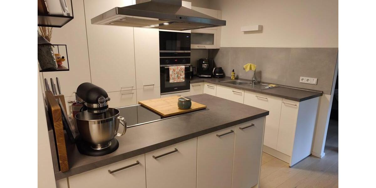 Neuwertige, zentrale 3 Zimmer-Whg mit Balkon, EBK und TG 3 zimmer