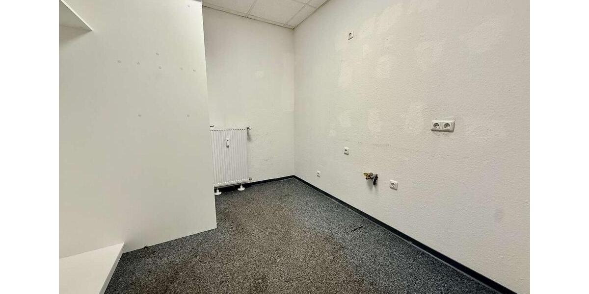 Kompakte Ladenfläche mit rund 31 m² – ideal für Kosmetik, Nagelstudio oder Beratung zimmer