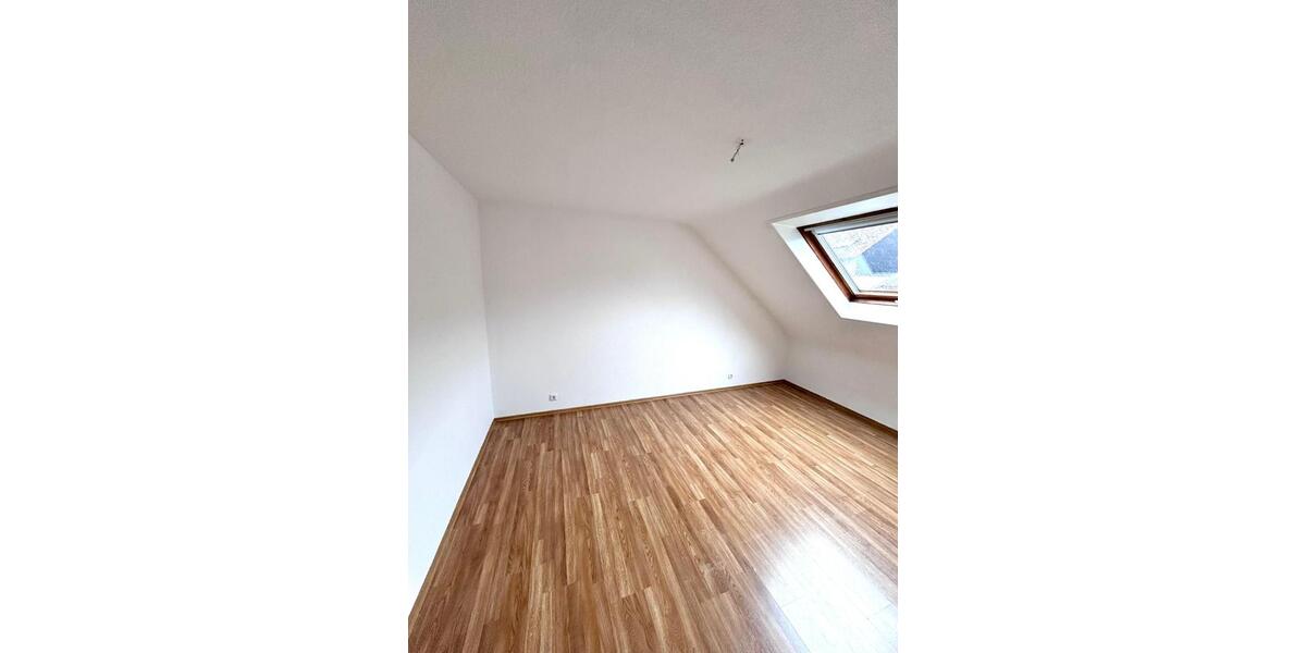 Dachgeschoßwohnung Illingen - 3 Zimmer, 65 m&sup2;, 700&euro; | Angebot:25936880