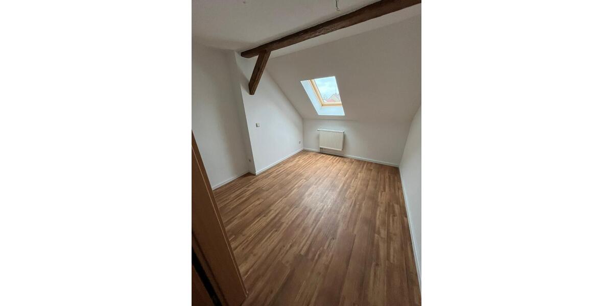 Dachgeschoßwohnung Glauchau - 3 Zimmer, 68 m&sup2;, 300&euro; | Angebot:21635930
