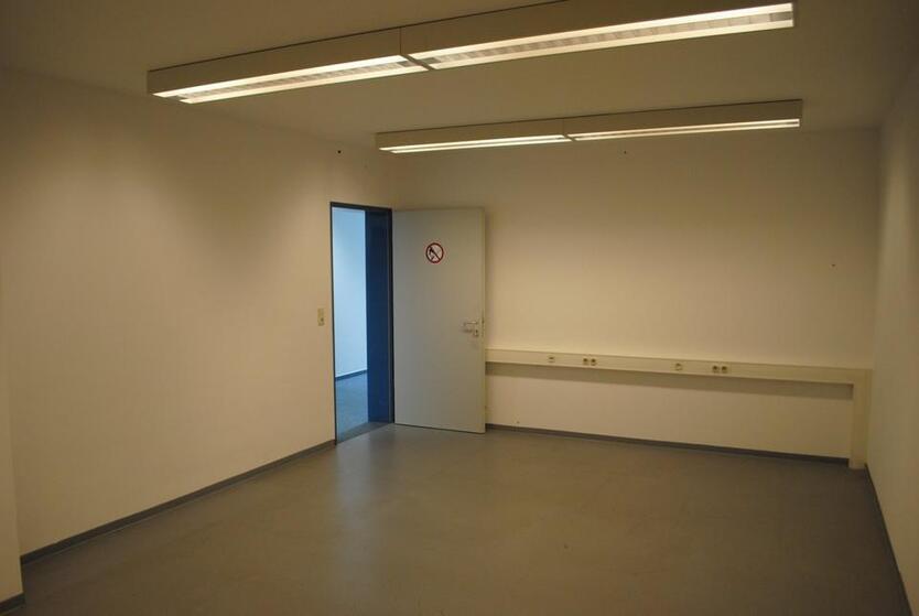 Großes Lagerraum, Selfstorage auch als Büro zu vermieten!!!