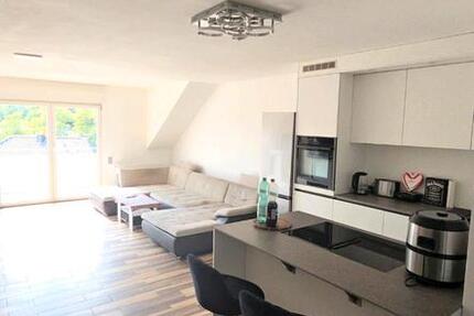 Helle 3,5-Zimmer-Wohnung inkl. Einbauküche, Balkon und Garage 3 zimmer