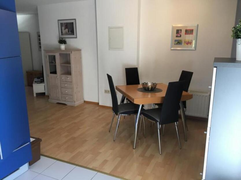 Schicke Wohnung gemütlich möbliert Balkon Stellplatz WLAN