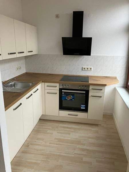 Helle 2-Zimmer mit EBK, neuem Laminat und Dusche in zentraler Lage! 2 zimmer