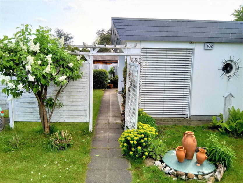 schöner Bungalow, 2,5 Zimmer mit Garage und Garten